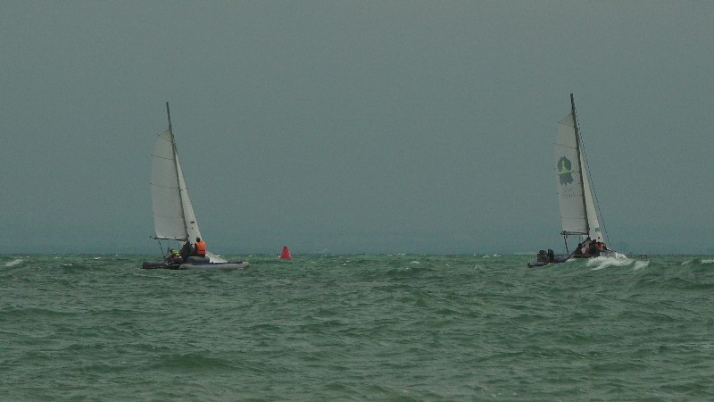 Команды состязались в шторм.