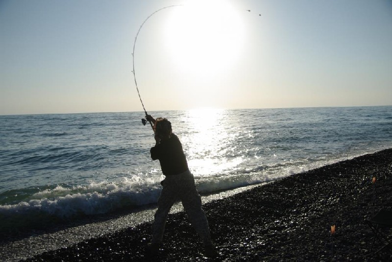 Рыбачить с берега сложнее, потому что нужно далеко закидывать снасть.
