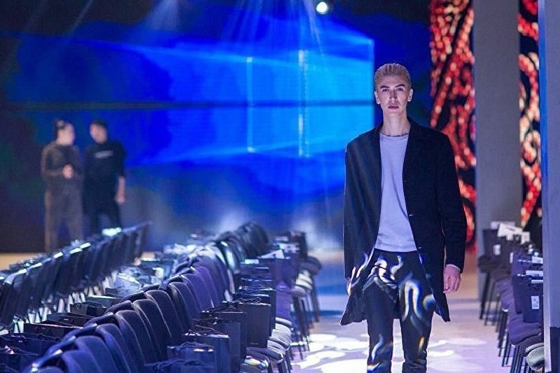 С легкой руки визажиста Илай превращается...