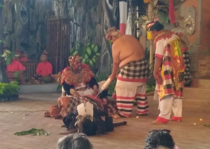 Сцена из спектакля “Баронг и Рангда”.