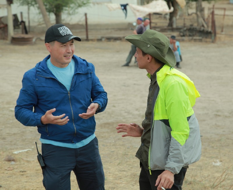 Тулеген БАЙТУКЕНОВ (слева) на съемочной площадке.