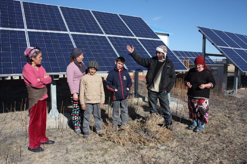 Жители фермы сидят без света.