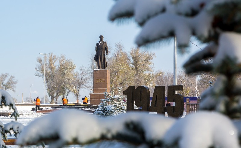 Памятник Бауыржану Момышулы.