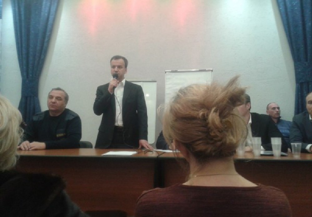 Глава МЧС России Владимир ПУЧКОВ (слева) и Аркадий ДВОРКОВИЧ на встрече с родными шахтеров.