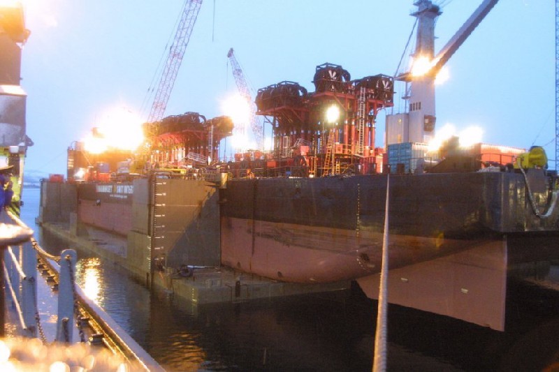 Понтоны с подлодкой “Курск” в плавучем доке (ПД-50) в 2001 году.