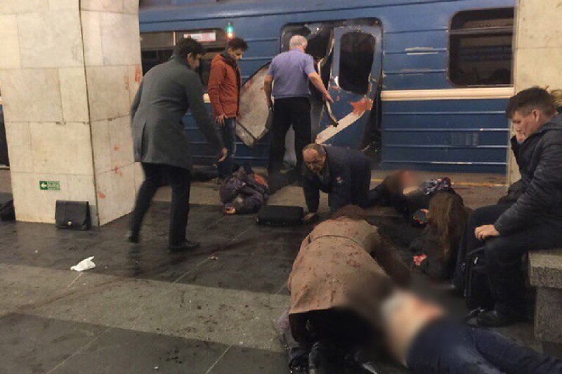 Первые минуты после теракта в петербургском метро.