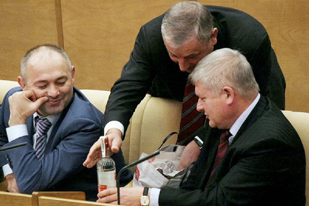 Российские парламентарии: заседаем - водку пьем! 