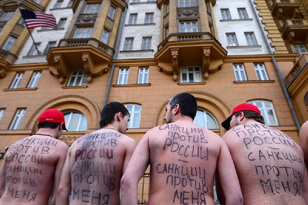 Российские участники акции против западных санкций около посольства США в Москве.