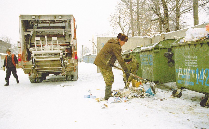 Пока все контейнеры по раздельному сбору мусора сваливают в один мусоровоз, сдать бумагу, стекло и пластик можно в специальные точки сбора.