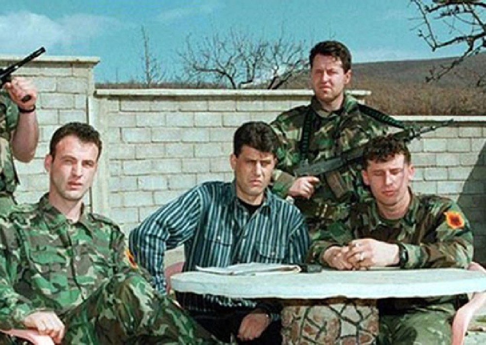 ...и он же Змей (второй слева) с соратниками во время войны в Косово.