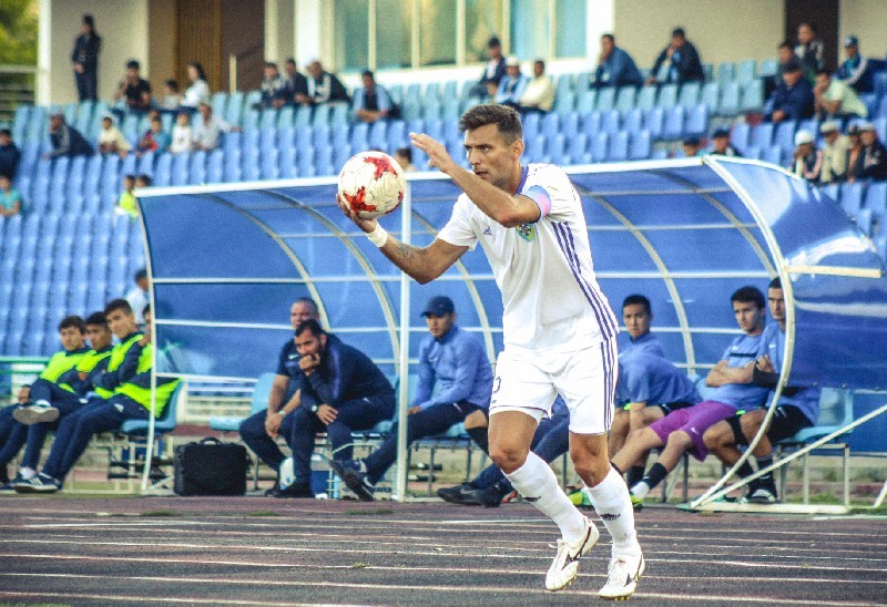 Прошлогодняя экипировка “Жетысу” имела три полоски не на плечах, а по бокам маек. Поэтому объяснения “старыми запасами” неубедительны.