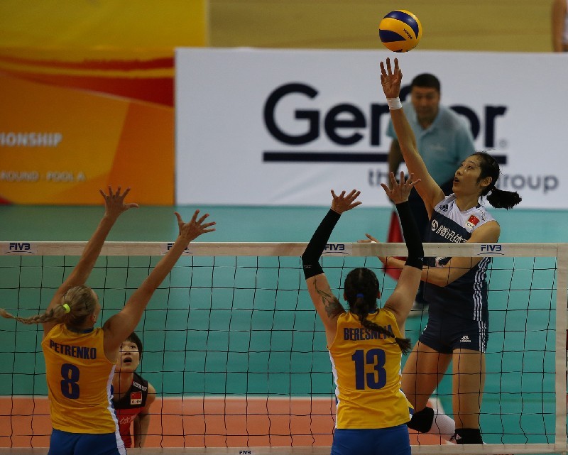 В атаке сборная Китая.