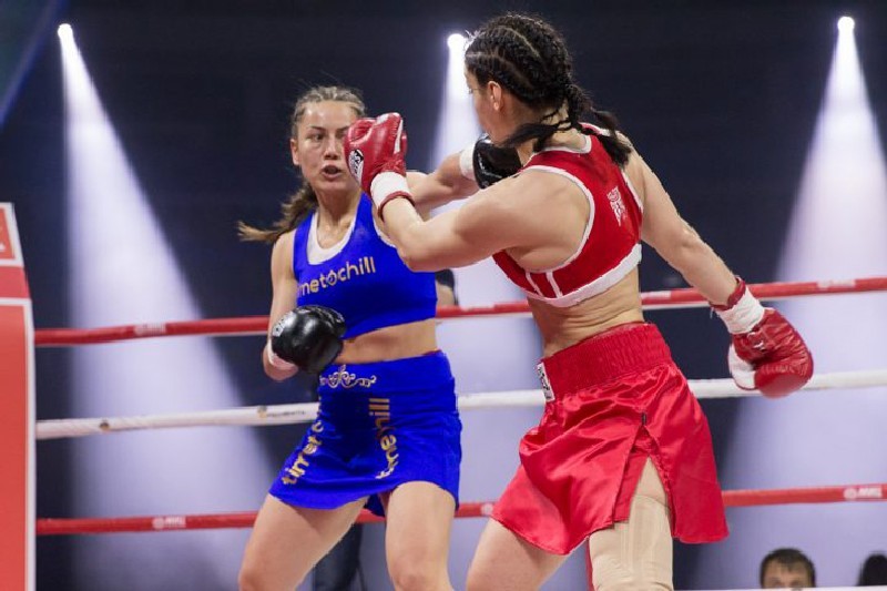 Бой с Софией Очигаевой (справа).