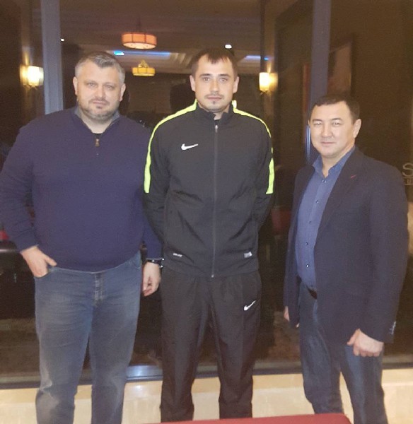 На снимке давнишние приятели (слева направо): агент Сергей ЦЫРИН, вратарь Владимир ЛОГИНОВСКИЙ и директор ФК “Тобол” Талгат БАЙМУРАТОВ после подписания контракта. Стоимость посреднических услуг обошлась костанайцам в 31,5 тысячи долларов.