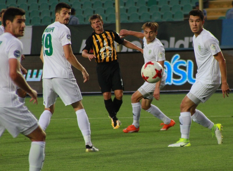 Андрей АРШАВИН (в центре) матч не доиграл...