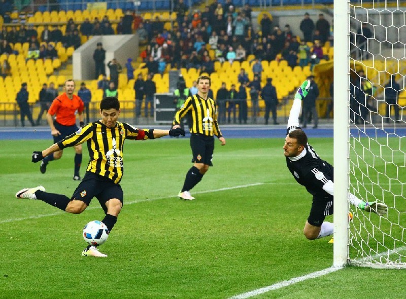 Бауыржан Исламхан (на снимке - на переднем плане) пойдет по стопам нынешнего одноклубника Андрея АРШАВИНА (на дальнем плане)?