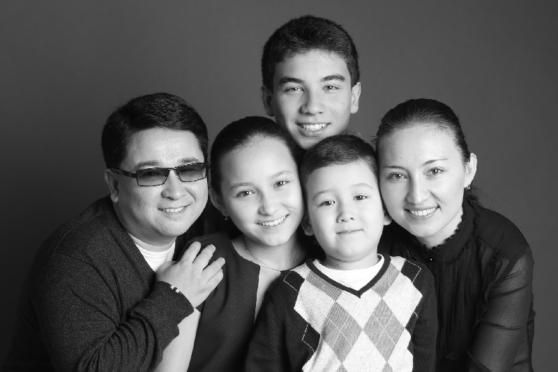 Жансая АБДУМАЛИК с родителями и братьями Санжаром и Жангиром.