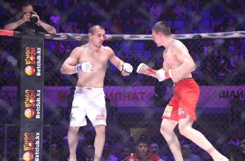 Чемпионский поединок между Гаджимурадом ХИРАМАГОМЕДОВЫМ (слева) и Георгием КИЧИГИНЫМ.