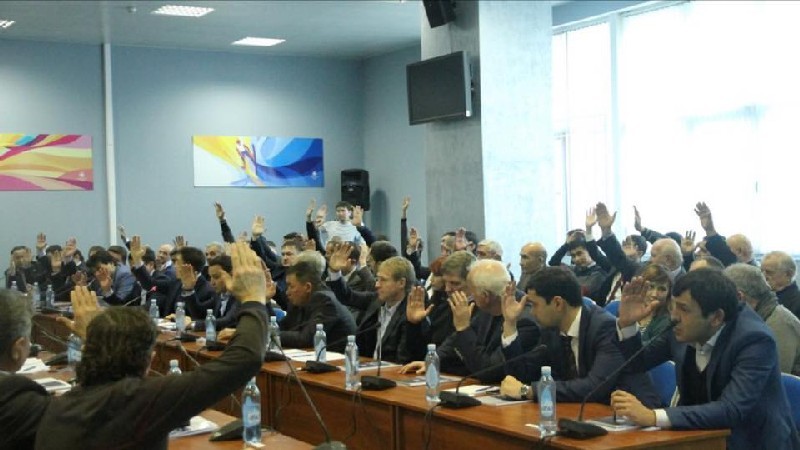 Футбольные функционеры обычно голосуют единогласно.