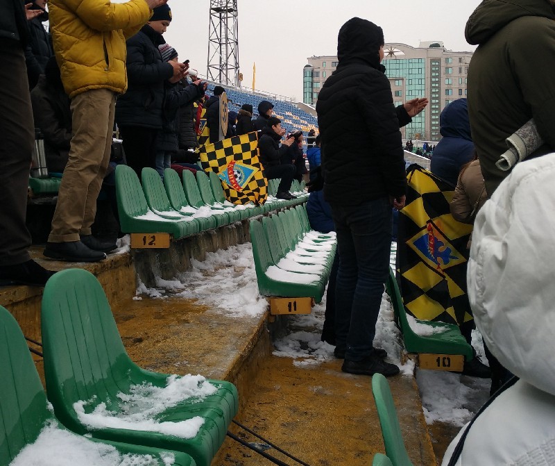 Алматинцы прекрасно подготовили футбольное поле, но не стали заморачиваться насчет трибун.