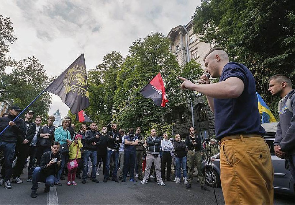 Пикеты в поддержку “Правого сектора” прошли во многих регионах Украины.