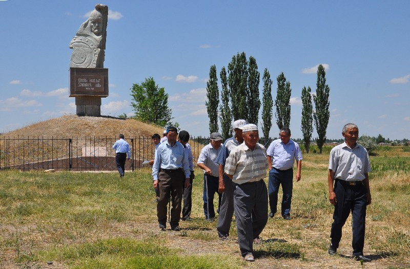Жители села Карасу часто посещают памятник Косы-батыру.