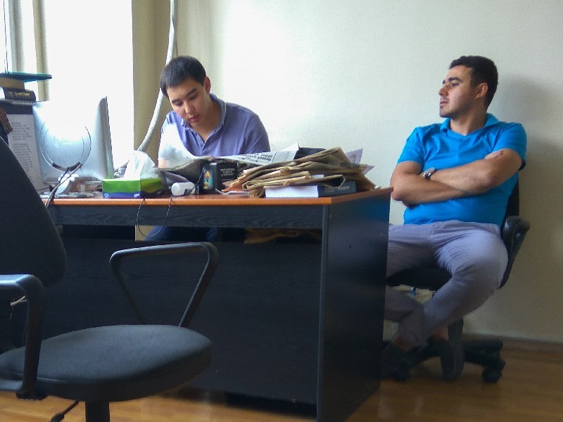 Легким движением капитана рабочее место превратилось в допросную.