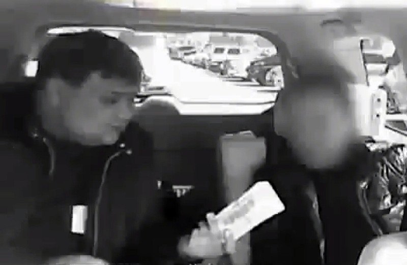 Агент Саныч (слева) в салоне элитного внедорожника держит в руках увесистую пачку долларов - это доля от хоргосской контрабанды.