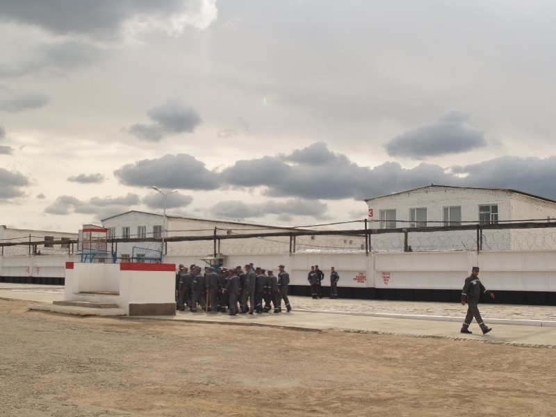 Осужденные носят робу со светоотражающими полосками.