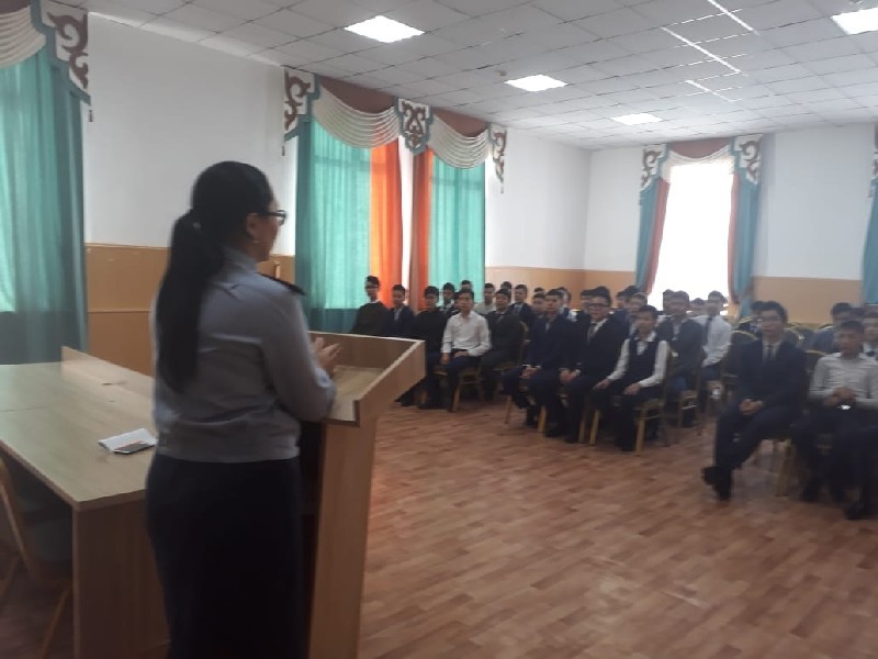 После инцидента с поножовщиной люди в погонах провели встречи со школьниками.