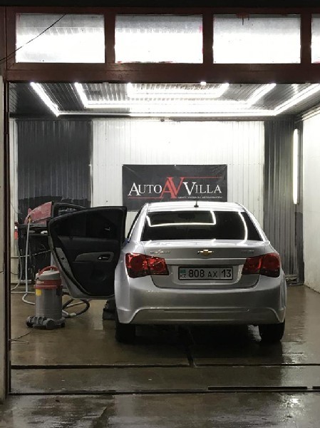 Служебные авто в нерабочее время стоят на мойках, у саун и ресторанов.