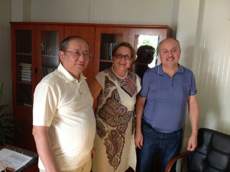 Совхозбек Кулмаганбетов (слева), Галина Жукова и Мадияр Алдонгаров договорились о возврате долга до конца 2015 года. Заканчивается 2016-й, но Жукова еще ни копейки не получила.