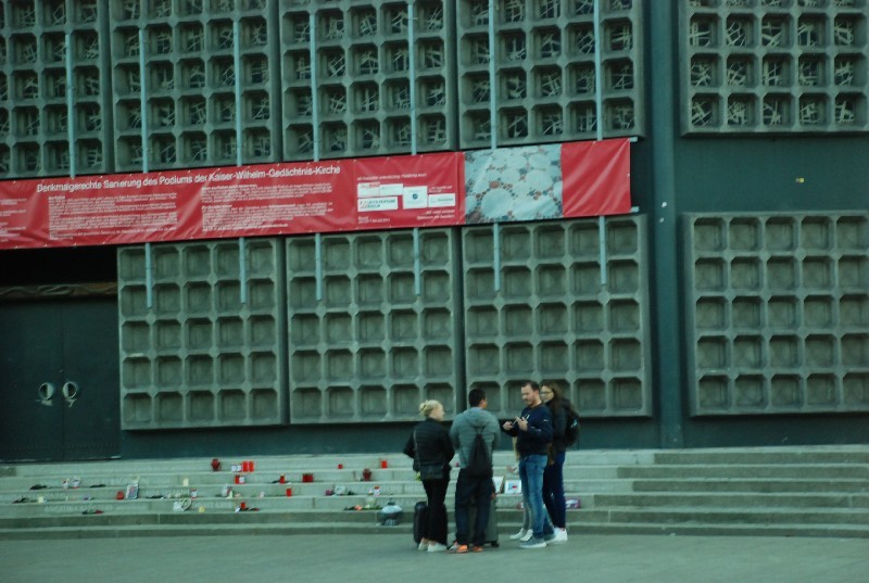 На этом месте на площади Брайтшайдплац в Берлине 19 декабря 2016 года произошел теракт: грузовик въехал в толпу людей на рождественском базаре. Погибли 11 человек, более 50 получили ранения.