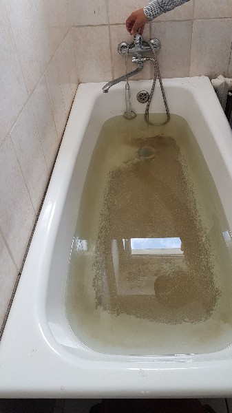 Купаться в такой воде опасно для здоровья.