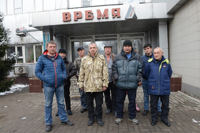 Целая бригада приехала в редакцию, чтобы рассказать о своей сложной ситуации.