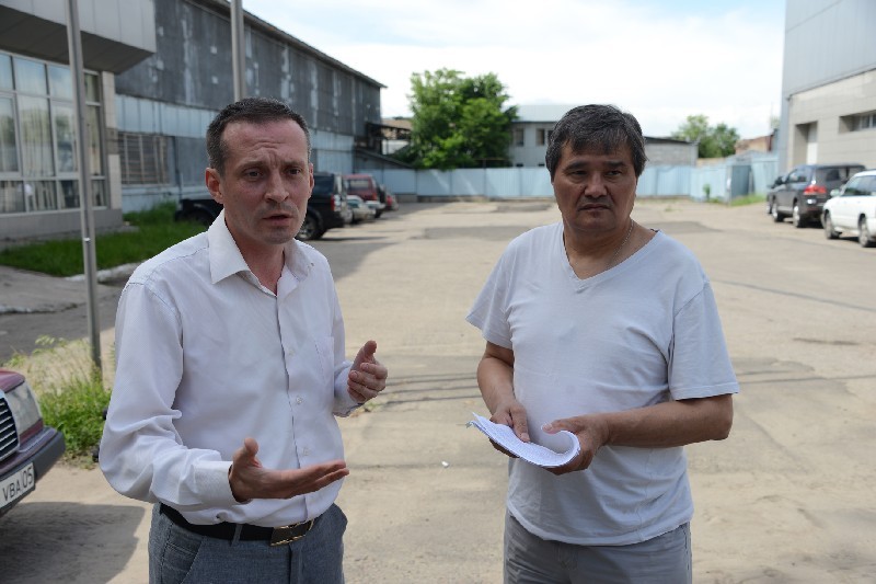 Многострадальный алматинец Жомарт Шалтаев (справа) и его представитель Анатолий Бахирев.