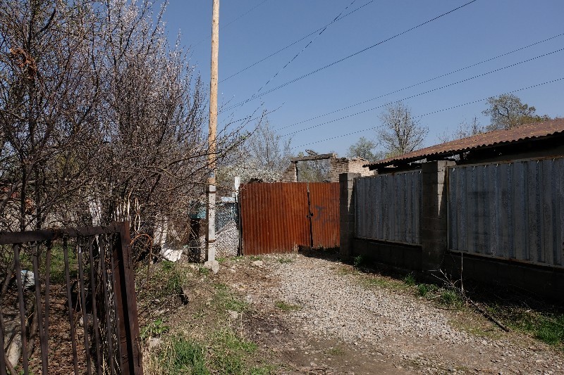 Вот эти самые ворота, преградившие дорогу в город.