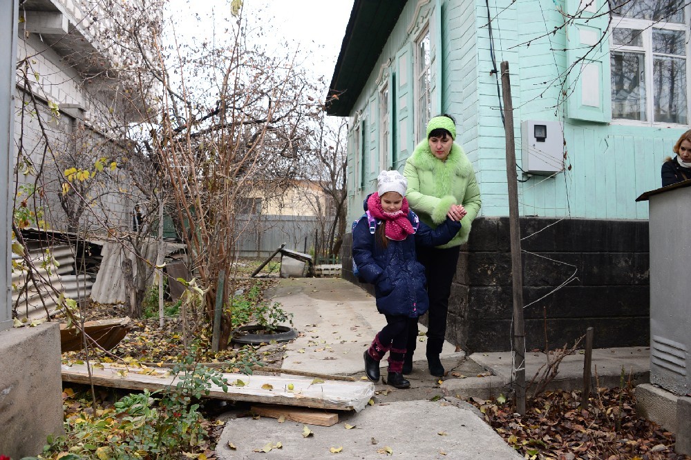 Трехметровая опалубка, свалившаяся со строящегося здания, до сих пор лежит во дворе у Степановых.