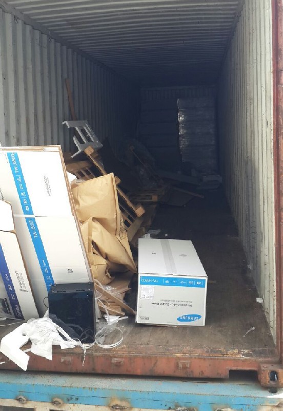 Сломанную пломбу нашли в дверях этого выпотрошенного по пути в Алматы контейнера с ценным грузом.