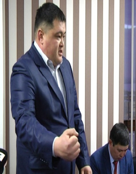 На совете по этике экс-аким показал свой внушительный кулак.