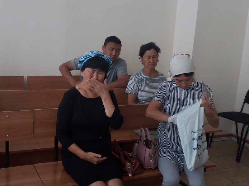 Родственники погибшего требуют более сурового наказания виновных.