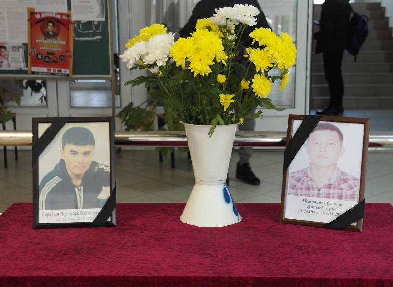 Так прощались с Нурлыбеком САРТПАЕВЫМ (слева) и Еламаном АЙДАРАЛИЕВЫМ в КазНУ.