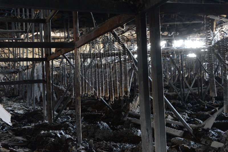 Место возгорания за считаные часы превратилось в пепелище.