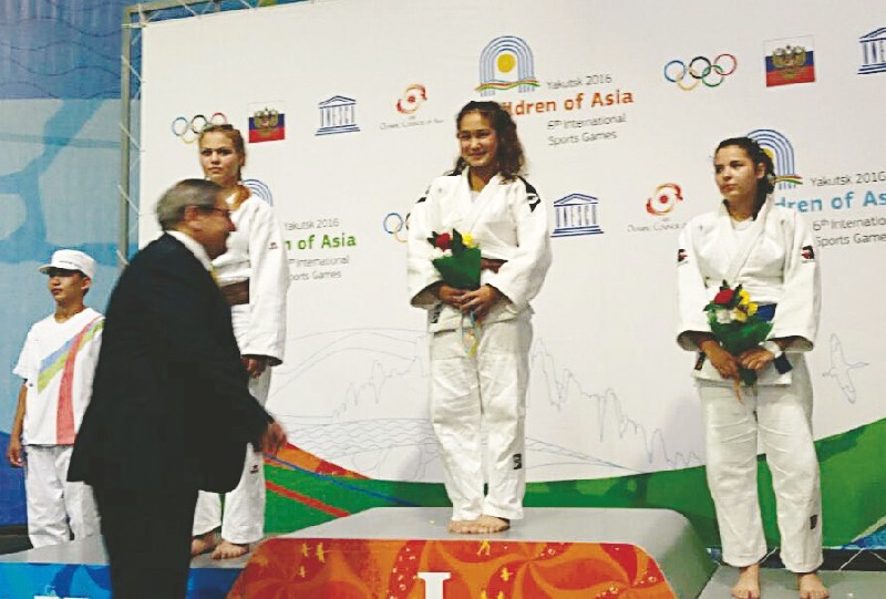 Саёра Мирзахметова на верхней ступеньке пьедестала почета.