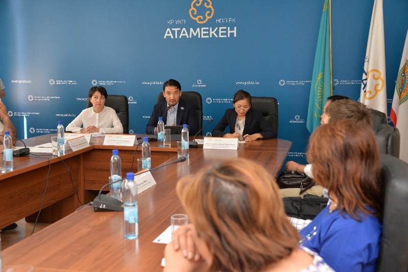 Гульнара Алимгазиева (на снимке слева), Рахим Ошакбаев, Айнур Айыпханова.