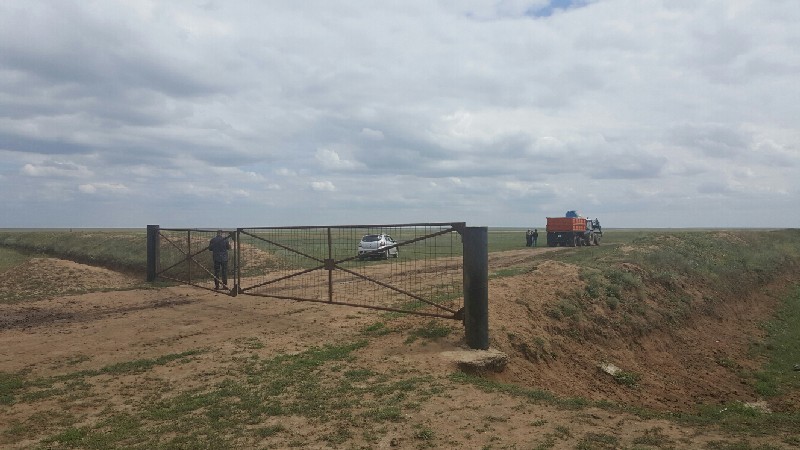 Добро пожаловать в Шумахерленд - ворота посреди степи и противотанковые окопы...