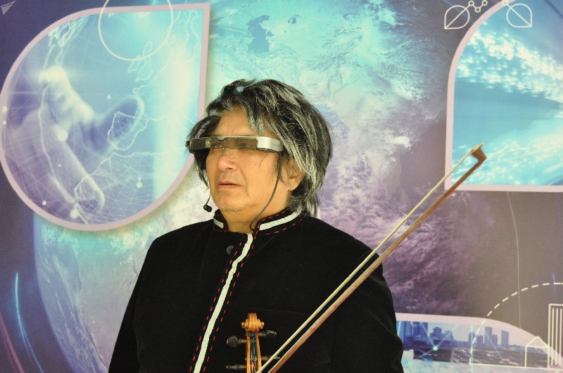 Электронные очки показывают Марату Бисенгалиеву партитуру.