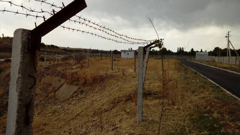 Александровский источник “огражден” колючей проволокой.