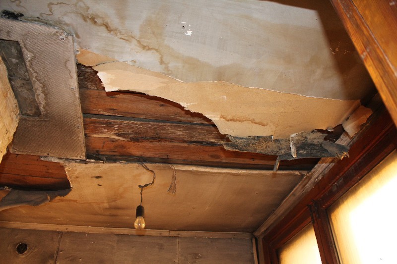 Капитальный ремонт полагается через 15 лет постройки, но относительно новые дома уже в ужасном состоянии.