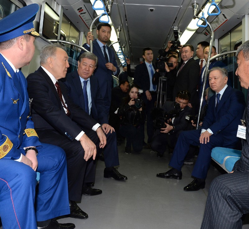 На открытии станций метро “Сайран” и “Москва” 18 апреля 2015 года.